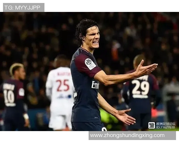 足球八卦赛场爆发小插曲，裁判如何处理？